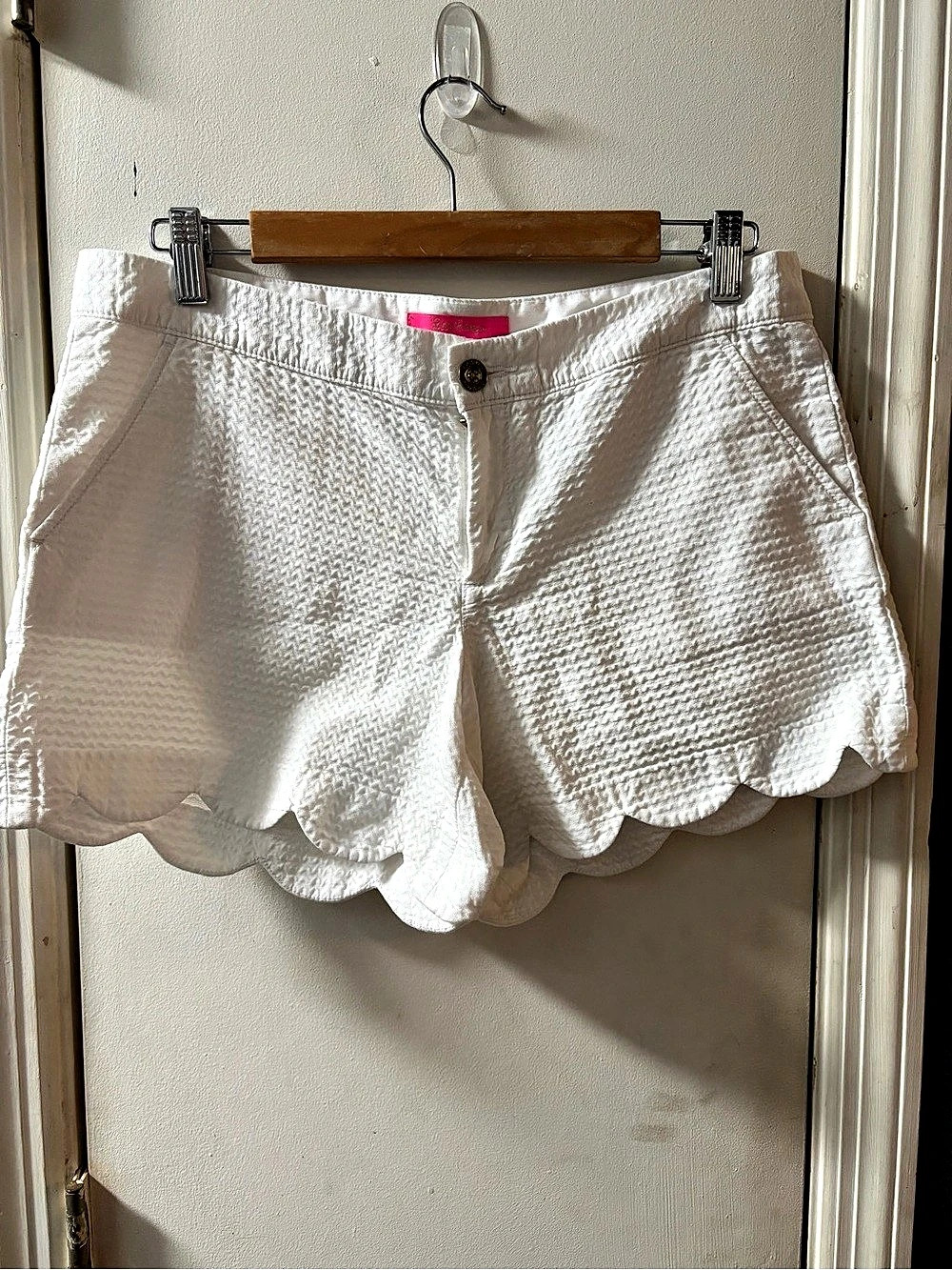 Lilly Pulitzer Buttercup Scalloped Seersucker Shorts White Size 8